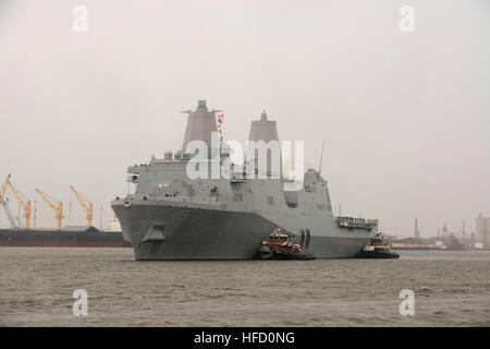 140221-N-BK435-092 PHILADELPHIA (21. Februar 2014) Segler Mensch die Schienen als die amphibischen Transportschiff der Dock Pre-Commissioning Unit (PCU) Somerset (LPD 25) den Delaware River zu ihrer Inbetriebnahme Website unter Penns Landing Transite.  Somerset ist, die Passagiere und die Besatzung von Flug 93, die in Somerset County, Pennsylvania, am 11. September 2001 stürzte zu Ehren benannt. (Foto: U.S. Navy Mass Communication Specialist 1. Klasse Jeremy Starr/freigegeben) Matrosen Mann Schienen 140221-N-BK435-092 Stockfoto