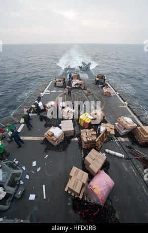 Arabisches Meer (30. November 2012) Segler zugewiesen der Ticonderoga-Klasse geführte Flugkörper Kreuzer USS Mobile Bay (CG-53) bewegen Lebensmittel und Vorräte aus dem Flugdeck während einer vertikalen Nachschub. Mobile Bay mit der John C. Stennis Strike Group in den USA bereitgestellt wird 5. Flotte Aufgabengebiet Durchführung von maritimer Sicherheitsoperationen, Theater Sicherheitsbemühungen Zusammenarbeit und Unterstützung Missionen für die Operation Enduring Freedom. (Foto: U.S. Navy Mass Communication Specialist 2. Klasse Armando Gonzales/freigegeben) 121130-N-LV331-471 beitreten das Gespräch http://www.facebook.com/USNavy http://www.t Stockfoto