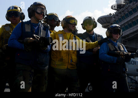 US 7TH FLEET Zuständigkeitsbereich (26. März 2013) Segler Bekämpfung einer simulierten Flugzeug Feuer während Flugdeck Bohrer an Bord des Flugzeugträgers USS John C. Stennis (CVN-74). John C. Stennis in den USA bereitgestellt wird 7. Flotte Aufgabengebiet Durchführung der Gefahrenabwehr Operationen, Theater Sicherheitsbemühungen Zusammenarbeit. (Foto: U.S. Navy Mass Communication Specialist 2. Klasse Kenneth Abbate/freigegeben) 130326-N-OY799-250 beitreten das Gespräch http://www.facebook.com/USNavy http://www.twitter.com/USNavy http://navylive.dodlive.mil Segler Praxis Brandbekämpfung auf hoher See. (8599729921) Stockfoto