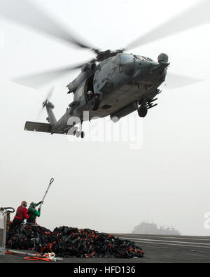 Mittelmeer (15. März 2013) Segler bereiten, Fracht, ein SH-60F Sea Hawk Hubschrauber zugewiesen, die Nightdippers der Hubschrauber Anti-Submarine Squadron (HS) 5 an Bord des Flugzeugträgers USS Dwight D. Eisenhower (CVN-69) während einer vertikal-Nachschub zu Haken. Dwight D. Eisenhower in den USA bereitgestellt wird 5. Flotte Aufgabengebiet Durchführung von maritimer Sicherheitsoperationen, Theater Sicherheitsbemühungen Zusammenarbeit und Unterstützung Missionen im Rahmen der Operation Enduring Freedom. (Foto: U.S. Navy Masse Kommunikation Spezialist Seemann Andrew Schneider/freigegeben) 130315-N-XQ474-624 verbinden die Ereignisanzeige Stockfoto