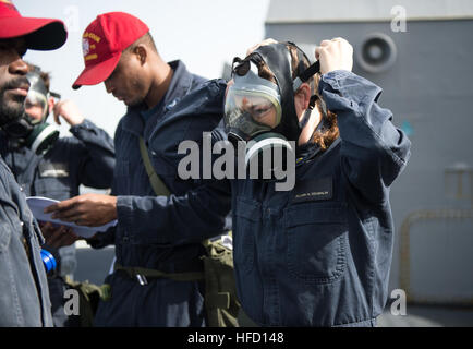 150228-N-JN664-102 Mittelmeer (28. Februar 2015) Segler teilnehmen in einem chemischen, biologischen, radiologischen Bohrer an Bord USS Donald Cook (DDG-75) 28. Februar 2015. Donald Cook, ein Zerstörer der Arleigh Burke-Klasse geführte Flugkörper in Rota, Spanien, nach vorne bereitgestellt führt Marinebetriebe in den USA 6. Flotte Bereich der Maßnahmen zur Erhöhung der Sicherheit der Vereinigten Staaten in Europa interessiert. (Foto: U.S. Navy Mass Communication Specialist 2. Klasse Karolina A. Oseguera/freigegeben) Segler-Prep für Bohrer an Bord USS Donald Cook 150228-N-JN664-102 Stockfoto