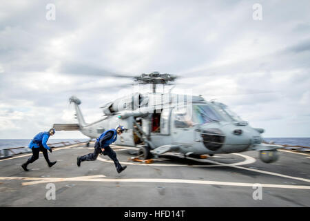 PHILIPPINENSEE (1. November 2016) Seemann Zachary Murphree, von Quinlan, Texas, links und Seemann Christopher Bühler aus New Orleans, ziehen Bremsklötze aus einem MH-60 s Sea Hawk Hubschrauber zu den goldenen Falken der Hubschrauber Meer bekämpfen Squadron (HSC) 12 auf dem Flugdeck der vorwärts bereitgestellt Arleigh Burke-Klasse geführte Flugkörper Zerstörer USS Barry (DDG-52) während des scharfen Schwert 17 (KS17) zugewiesen. KS17 ist eine Biennale, Vorsitzender von der unter der Regie der Joint Chiefs Of Staff, US Pacific Command-geförderten Bereich Training Übung (FTX). KS17 ist ein Gelenk/bilaterale FTX entworfen zur gegenseitigen Verteidigung Ziele von Rundhals Stockfoto