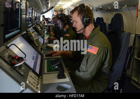 BRUNEI (17. November 2016) Segler befestigt Patrol Squadron 10 (VP-10) Red Lancers Proben Operationen an Bord ein Seefernaufklärer P-8A Poseidon in eine Ausbildungsmission während flott Bereitschaft Zusammenarbeit und Ausbildung (CARAT) Brunei 2016. Karat ist eine Reihe von jährlichen maritimen Übungen zwischen der U.S. Navy, U.S. Marine Corps und der Streitkräfte der neun Partnernationen, Bangladesch, Brunei, Kambodscha, Indonesien, Malaysia, die Philippinen, Singapur, Thailand und Timor-Leste aufzunehmen. (Foto: U.S. Navy Petty Officer 3rd Class Madailein Abbott/freigegeben) 161117-N-WJ640-011 beitreten die Conversa Stockfoto