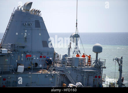 SULU-See (25. Februar 2013) Segler aus Mobile Tauch- und Salvage Unit (MDSU) 1 und Bergung-Crew-Mitglieder, die US Navy zugewiesen beauftragt Schiff M/V Jascon 25 Bergung eine Funkantenne aus dem Bergwerk Gegenmaßnahmen Schiff USS Guardian (MCM-5). Guardian strandete am Tubbataha Reef 17. Januar. Die US-Marine und vertraglich vereinbarten Restwert Teams weiter Schadensfeststellungen und die Beseitigung der Ausrüstungsgegenstände und Teile, bereiten die geerdete Schiff sicher abgebaut und vom Tubbataha Reef entfernt werden. Der US-Marine weiterhin in enger Zusammenarbeit mit den philippinischen Behörden sicher Guard demontieren Stockfoto