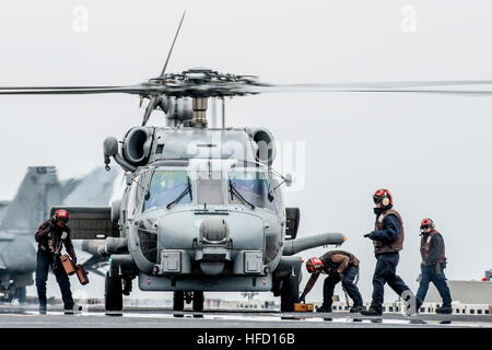 Gewässern Umgebung der koreanischen Halbinsel (13. Oktober 2016) Segler entfernen Reifen Unterlegkeile das Fahrwerk eine MH-60R Sea Hawk, zugeordnet zu den "Saberhawks" der Hubschrauber Maritime Strike Squadron (HSM) 77, Vorbereitung von Flugdeck der Marine nur vorwärts bereitgestellt Flugzeugträger USS Ronald Reagan (CVN-76), während der Übung Invincible Spirit auszuziehen. Unbesiegbaren Geist ist eine bilaterale Übung durchgeführt mit der Republik Korea Navy in den Gewässern in der Nähe von der koreanischen Halbinsel, bestehend aus Routine Träger Streik Gruppe (CSG) Maßnahmen zur Erhöhung der maritimen Counter speziellen Betriebs- Stockfoto