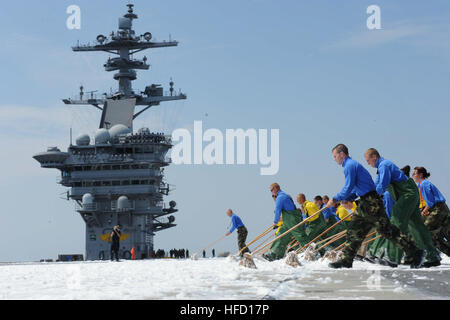 Atlantik (27. August 2013) Matrosen an Bord des Flugzeugträgers USS Theodore Roosevelt (CVN-71) Peeling das Flugdeck nach eine Gegenmaßnahme abwaschen. Theodore Roosevelt läuft zum ersten Mal in vier Jahren. (Foto: U.S. Navy Masse Kommunikation Spezialist Seaman Bounome Chanphouang/freigegeben) 130827-N-BD333-474 verbinden das Gespräch http://www.facebook.com/USNavy http://www.twitter.com/USNavy http://navylive.dodlive.mil Segler Peeling Flugdeck an Bord der USS Theodore Roosevelt. (9612686469) Stockfoto