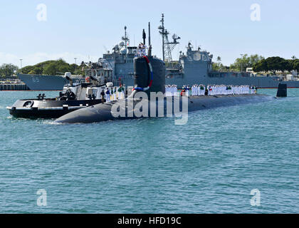 PEARL HARBOR (9. März 2016) Segler stehen als das Boot kehrt nach Hause zurück nach Pearl Harbor nach Abschluss einer geplanten westlichen Pazifischen Bereitstellung Oberseite an Bord der Virginia-Klasse schnell-Angriff u-Boot USS Texas (SSN 775). (Foto: U.S. Navy Mass Communication Specialist 2. Klasse Michael H. Lee/freigegeben) 160309-N-LY160-104 an der Unterhaltung teilnehmen: http://www.navy.mil/viewGallery.asp http://www.facebook.com/USNavy http://www.twitter.com/USNavy http://navylive.dodlive.mil http://pinterest.com https://plus.google.com Segler Oberseite stehen USS Texas (SSN 775) als das Boot kehrt nach Hause zurück nach Pearl Harbor. (2 Stockfoto