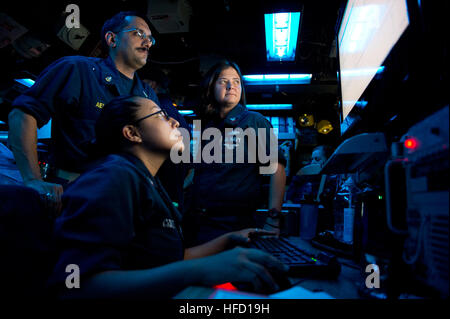 Pazifik (29. Juni 2013) Operations Specialist 2. Klasse Yesenia Cruz, vorne, Senior Chief Operations Spezialist Tom Aiello und Operations Specialist 1. Klasse Jennifer Grieve senden und empfangen von Nachrichten im combat Informationscenter an Bord der amphibischen Dock Landungsschiff USS Pearl Harbor (LSD-52). Pearl Harbor, im Gange für Pacific Partnership 2013, ist auf dem Weg zu der Republik der Marshallinseln. (Foto: U.S. Navy Mass Communication Specialist 2. Klasse Carlos M. Vazquez II/freigegeben) 130629-N-WD757-045 beitreten das Gespräch http://www.facebook.com/USNavy http://www.twitter.com/U Stockfoto