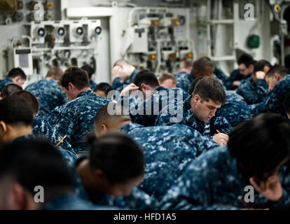 CORONADO, Kalifornien (7. März 2013), die zweite Klasse Unteroffiziere der Marine-weite Petty Officer 1st nehmen decks Klasse Weiterentwicklung Prüfung auf das Chaos an Bord des Flugzeugträgers USS Carl Vinson (CVN-70). Carl Vinson ist derzeit Expeditionary am Naval Air Station North Island. (Foto: U.S. Navy Mass Communication Specialist 2. Klasse Timothy A. Hazel/freigegeben) 130307-N-TZ605-041 verbinden das Gespräch http://www.facebook.com/USNavy http://www.twitter.com/USNavy http://navylive.dodlive.mil Segler eine Fortschritt-Prüfung ablegen. (8540160330) Stockfoto