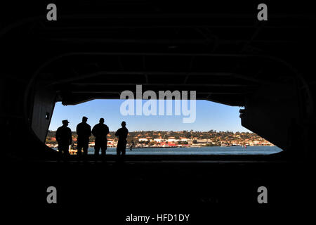 SAN DIEGO BAY (11. Februar 2013) Segler beobachten die Küste als die Nimitz-Klasse-Flugzeugträger USS Carl Vinson (CVN-70) Transite San Diego Bay. Carl Vinson ist im Gange Präzision Ansatz Landing System (PALS) und Flugdeck Zertifizierungen durchführen. (Foto: U.S. Navy Masse Kommunikation Spezialist Seemann Iain L. Stratton/freigegeben) 130211-N-EH921-216 begleite USS Carl Vinson San Diego fährt das Gespräch http://www.facebook.com/USNavy http://www.twitter.com/USNavy http://navylive.dodlive.mil Segler beobachten am Ufer. (8470063177) Stockfoto