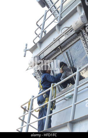 Atlantik (9. Januar 2013) Quartiermeister Seemann Kendra Greer reinigt die Fenster auf der Brücke an Bord des Flugzeugträgers USS George H.W. Bush (CVN-77). George H.W. Bush führt Schulungen und Träger Qualifikationen im Atlantischen Ozean. (Foto: U.S. Navy Mass Communication Specialist 2. Klasse Joshua Horton/freigegeben) 130109-N-EY632-003-Verbindung das Gespräch http://www.facebook.com/USNavy http://www.twitter.com/USNavy http://navylive.dodlive.mil Sailor bereinigt Windows auf Brücke am Meer (8369876705) Stockfoto