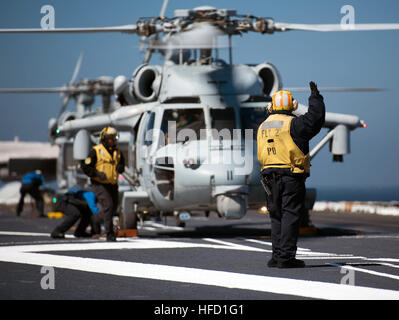 Pazifik (Sept. 30, 2016) Petty Officer 2nd Class Randy Morta, von San Diego, leitet ein MH-60 s Sea Hawk auf dem Flugdeck Ladegeräte der Hubschrauber Meer bekämpfen Squadron (HSC) 14 auf USS John C. Stennis' (CVN-74) zugewiesen. John C. Stennis ist im Gange Kompetenz und Durchhaltefähigkeit Training durchführen. (US Navy Foto von Petty Officer 3rd Class Dakota Rayburn/freigegeben) 160930-N-BR551-062 mitreden: http://www.navy.mil/viewGallery.asp http://www.facebook.com/USNavy http://www.twitter.com/USNavy http://navylive.dodlive.mil http://pinterest.com https://plus.google.com Seemann leitet eine Stockfoto