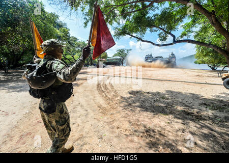 SRI LANKA (23. November 2016) Petty Officer 3rd Class Andre' Brown, zugeordnet zu den amphibischen Transportschiff der Dock USS Somerset (LPD 25), leitet ein Luftkissen Landungsboote an den Strand während einer Theater-Sicherheit-Kooperationsbörse mit dem Sri-Lankischen Militär. Somerset und eingeschifften 11. Marine Expeditionary Unit führen den Austausch mit Sri Lankan Kräfte um taktische Fähigkeiten und Disaster Relief Fähigkeiten zu verbessern und stärkt die Beziehung zwischen den beiden Kräften (Foto: U.S. Navy Petty Officer 3rd Class Amanda Chavez/freigegeben) 161123-N-LR795-168 Join th Stockfoto