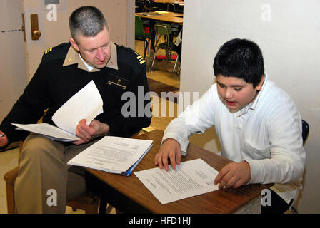 NORTH CHICAGO, Ill. (8. Februar 2010)--Lt. CMdR Stephen Duesenberry, Kaplan von der Marine nur Boot Camp, rekrutieren Training Command (RTC) am Naval Station Great Lakes, Illinois, hört zu, als Fünftklässler Gerardo Rodriguez während einer wöchentlichen Sitzung Nachhilfe vorliest. RTC hat gepaart mit Hart Elementary School in North Chicago, Illinois, für eine Adopt-a-School Leseprogramm. Freiwillige besuchen die Schule jede Woche zur Arbeit-eins mit den Schülern zu helfen, ihre Lesefähigkeiten zu verbessern. (US Navy Foto von Sue Krawczyk/freigegeben) Adoptiere eine Schule Leseprogramm 100209-N-CM124-004 Stockfoto