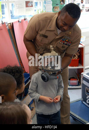 080227-N-5677B-049 MAYPORT, Florida (27. Februar 2008) Chief Warrant Officer Lester Burke hilft eine Gruppe von 4 und 5 jährige Kinder in den freiwilligen Pre-Kindergarten-Klassen 2 und 3 versuchen eine Ausbildung Maske von Marine Taucher verwendet. Burke, Mitarbeiter am US Naval Forces Southern Command, sprach über das Navy Tauchen mit den Kindern in der Naval Station Child Development Center zu Ehren des Black History Month. Foto: U.S. Navy Mass Communication Specialist 1. Klasse Holly Boynton (freigegeben) adoptieren ein Autobahnprojekt 98273 Stockfoto