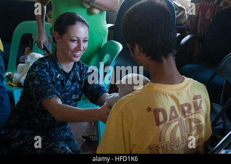 130207-N-HN991-016 SUBIC BAY, Republik der Philippinen (7. Februar 2013) ens Bethany Spector, zugeordnet der Arleigh-Burke-Klasse geführte Flugkörper Zerstörer USS Stockdale (DDG-106), Spielsachen für Kinder in einem Waisenhaus in Subic Bay, Republik der Philippinen während einem ehrenamtlichen Projekt geht. Stockdale ist ein Teil der Nimitz Strike Group und ist derzeit Transit-westlichen Pazifischen Ozean.  (Foto: U.S. Navy Mass Communication Specialist 2. Klasse David Hooper/freigegeben). Seemann ohnmächtig Spielzeug im Waisenhaus 130207-N-HN991-016 Stockfoto