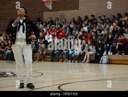 Matrosen von USS Constitution nehmen an der Phoenix Navy Week Teil und engagieren Mittelschüler, um das Bewusstsein für die Navy und die Rekrutierung zu fördern. Stockfoto