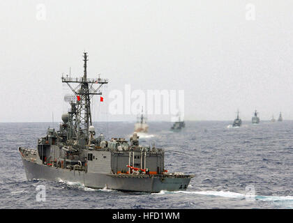 Eine Heck-Seitenansicht Hafen der uns Navy (USN) Oliver Hazard Perry-Klasse: Lenkflugkörper Fregatte USS SAMUEL B. ROBERTS (FFG-58), während das Schiff in der Karibik, in einer Formation zusammen mit Marine Manöver läuft und Küstenwache Einheiten aus Kolumbien, Chile, Ecuador, Peru und Panama während der Übung UNITAS 46-05. Die Übung ist, dass ein Southern Command Übung mit dem Ziel der zunehmenden Interoperabilität und Förderung der Zusammenarbeit zwischen Seestreitkräfte in der Region gefördert. Samuel B Roberts UNITAS 46-05 Stockfoto