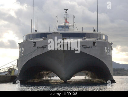 060112-N-0780F-001 Souda Bay, Kreta, Griechenland (12. Januar 2006) - der US-Navy High-Speed-Schiff (HSV-2) Swift Sets zum Pier in Souda Bay, Kreta, während eines Besuchs der Hafen festgemacht. Swift ist Commander Mine Warfare Command (COMINEWARCOM) Ingleside, Texas zugeordnet und wird von zwei rotierenden 42-köpfige Besatzung betrieben. Eine Gold-Mannschaft, basierend auf Little Creek, VA-Konzentrate auf expeditionary Missionen während einer blau-Crew von Ingleside, konzentriert sich auf meinen Kriegsführung. 321 Füßen hat Swift eine Höchstgeschwindigkeit von fast 50 Knoten. Der Katamaran Aluminium Rümpfe zeichnen nur etwa 11 Füße von Wasser, wodurch das Schiff ideal für Missionen Stockfoto