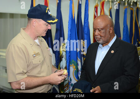 Commanding Officer of USS Ronald Reagan (CVN-76) Capt. Christopher Bolt grüßt Mississippi Kongressabgeordnete Bennie Thompson in zeremoniellen Achterdeck des Schiffes während der NFL spielen 60 Events an Bord des Schiffes. Ronald Reagan ist derzeit vertäut und Zuhause im Naval Base Coronado portiert. (Foto: U.S. Navy Mass Communication Specialist 3. Klasse Timothy Schumaker/freigegeben) San Diego Chargers besuchen USS Ronald Reagan 130828-N-UK306-089 Stockfoto