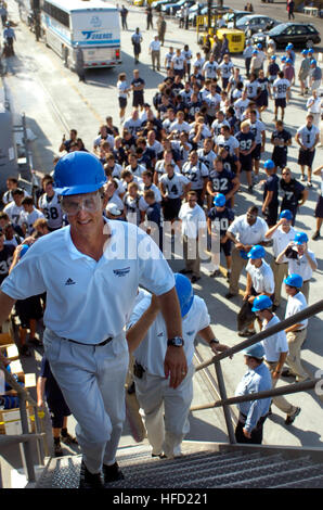 Universität von San Diego Toreros Kopf Fußballtrainer Ron Caragher, geht auf die Braue USS Ronald Reagan (CVN-76) in Coronado, Kalifornien, Aug. 21. Das Team besucht Ronald Reagan um eine kurze Übung Sitzung und begehbare Praxis vor dem Start der National Collegiate Athletic Association Football Saison durchzuführen. Ronald Reagan durchläuft eine geplante inkrementelle Verfügbarkeit in ihrem Heimathafen San Diego nach einer dreimonatigen Überspannungsschutz Einsatz zur Unterstützung der Operationen im westlichen Pazifik. San Diego Toreros auf USS Ronald Reagan 55713 Stockfoto