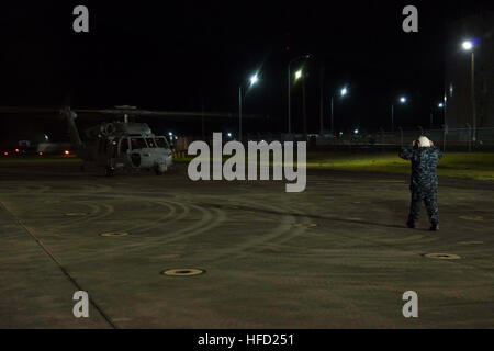 SASEBO, Japan (18. April 2016) Commander, U.S. Flotte Aktivitäten Sasebo Port Operations Officer Chief Warrant Büro Timothy Greene leitet einen Hubschrauber Meer bekämpfen Squadron (HSC) 25 MH-60 Seahawk-Hubschrauber auf dem Rollfeld Aufgewendete 18. April 2016. Der Hubschrauber aufgetankt und Personal gerne bei MV-22 Osprey Operationen aus dem Gefäß zur Unterstützung von Kumamoto Erdbeben Katastrophenhilfe für Japan Maritime Self-Defense Force Hubschrauber Zerstörer JS Hyuga (DDH 181) gebunden in Angriff genommen. Auf Antrag der japanischen Regierung ist US-Truppen in Japan Luftbrücke japanische Selbstverteidigung F unterstützen Stockfoto