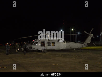 SASEBO, Japan (18. April 2016) amphibischer Angriff Schiff USS Bonhomme Richard (LHD-6) Personal darauf vorbereiten, an Bord einen Hubschrauber Meer bekämpfen Squadron (HSC) 25 MH-60 Seahawk Hubschrauber an Commander U.S. Flotte Aktivitäten Sasebo 18. April 2016 beginnen. Der Hubschrauber aufgetankt und Personal gerne bei MV-22 Osprey Operationen aus dem Gefäß zur Unterstützung von Kumamoto Erdbeben Katastrophenhilfe für Japan Maritime Self-Defense Force Hubschrauber Zerstörer JS Hyuga (DDH 181) gebunden in Angriff genommen. Auf Antrag der japanischen Regierung ist US-Truppen in Japan Luftbrücke japanische Self-Defe unterstützen Stockfoto