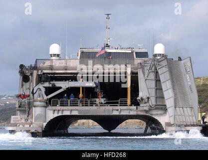 060112-N-0780F-004 Souda Bay, Kreta, Griechenland (12. Januar 2006) - der US-Navy High-Speed-Schiff (HSV-2) Swift fährt Souda Bay, Kreta, im folgenden ein kurze Hafen besuchen. Swift ist Commander Mine Warfare Command (COMINEWARCOM) Ingleside, Texas zugeordnet und wird von zwei rotierenden 42-köpfige Besatzung betrieben. Eine Gold-Mannschaft, basierend auf Little Creek, VA-Konzentrate auf expeditionary Missionen während einer blau-Crew von Ingleside, konzentriert sich auf meinen Kriegsführung. 321 Füßen hat Swift eine Höchstgeschwindigkeit von fast 50 Knoten. Der Katamaran Aluminium Rümpfe zeichnen nur etwa 11 Füße von Wasser, wodurch das Schiff ideal für Einsätze in flachen Stockfoto