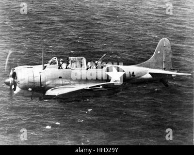 SBD-3 von USS Wasp (CV-7) während des Fluges in der Nähe von Guadalcanal 1942 Stockfoto