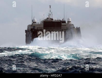 060112-N-0780F-009 Souda Bay, Kreta, Griechenland (12. Januar 2006)-der US-Navy High-Speed-Schiff, Swift (HSV-2) Köpfe zum Meer nach einer kurzen Hafen besuchen.  Swift ist Commander Mine Warfare Command (COMINEWARCOM) Ingleside, Texas zugeordnet und wird von zwei rotierenden 42-köpfige Besatzung betrieben. Eine Gold-Mannschaft, basierend auf Little Creek, VA-Konzentrate auf expeditionary Missionen während einer blau-Crew von Ingleside, konzentriert sich auf meinen Kriegsführung. 321 Füßen hat Swift eine Höchstgeschwindigkeit von fast 50 Knoten. Der Katamaran Aluminium Rümpfe zeichnen nur etwa 11 Füße von Wasser, wodurch das Schiff ideal für Missionen im flachen Küsten reg Stockfoto