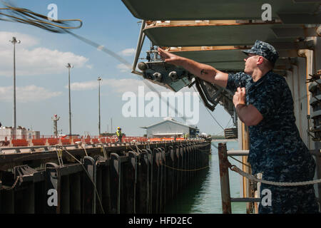 130908-N-BJ178-029 DARWIN, Australien (8. September 2013) Seemann Jeremiah Baker wirft eine Messenger-Linie aus dem vorwärts bereitgestellt amphibischer Angriff Schiff USS Bonhomme Richard (LHD-6) an Fort Wharf Pier in Vorbereitung eines geplanten Hafens nach Darwin, Australien zu besuchen. Die Bonhomme Richard amphibische bereit Group, befohlen von amphibischen Geschwader (PHIBRON) 11, ist Übung Koolendong mit der 31. Marine Expeditionary Unit beteiligt. (Foto: U.S. Navy Mass Communication Specialist 3. Klasse Michael Achterling/freigegeben) Geplante Hafen Besuch in Darwin, Australien 130908-N-BJ178-029 Stockfoto