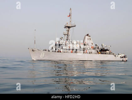 080301-N-0803S-005 Persischen Golf (1. März 2008) Lt. CMdR Lloyd Reinhold, Kommandierender Offizier der Grube Gegenmaßnahmen Schiff USS Scout (MCM 8), spricht mit kuwaitischen Marine Capt Faisal al-Majed an Bord Scout während einer Grube Gegenmaßnahme Übung mit amerikanischen, britischen und kuwaitischen Seestreitkräfte. Koalition verkehren Meer über das gesamte Spektrum der Operationen, einschließlich der Grube Gegenmaßnahme-Funktionen, ein wesentlicher Bestandteil der Sicherheit im Seeverkehr Operationen. Foto: U.S. Navy Mass Communication Specialist 2. Klasse Nathan Schaeffer (frei) ScoutMCM8 Stockfoto