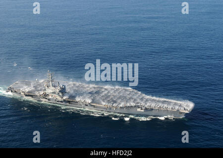 Als der Nimitz-Klasse-Flugzeugträger USS Ronald Reagan durch den Pazifischen Ozean am Ende ein Fly-off für Carrier Air Wing 14-Transite sind Gegenmaßnahme Wash-down Sprinkler aktiviert. Während der Fly-off die Örtlich festgelegtflügel Flugzeug-Geschwader zugewiesen CVW-14 alle ihre verfügbaren Flugzeuge gestartet und flog sie nach ihren verschiedenen Homeports, so dass Reagans Flugdeck praktisch leer. Ronald Reagan ist auf einer Routine-Bereitstellung, derzeit in der 3. Flotte Verantwortungsbereich. Peeling-Übung schließt USS Ronald Reagan Air Fly-off 131162 Stockfoto