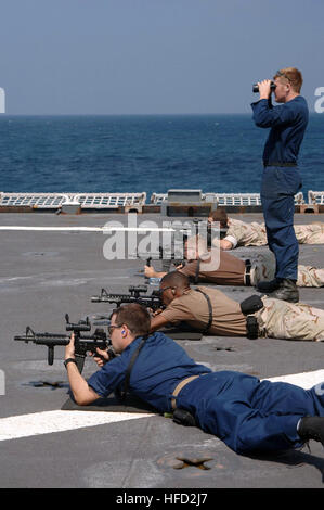 060209-N-4374S-008-Persischen Golf (9. Februar 2006) Ð Crew-Mitglieder die amphibischen dock Landungsschiff USS Carter Hall (LSD-50), MK-18 Sturmgewehre Feuer, während ein scharfer Munition-Waffen-Qualifikation. Carter Hall ist derzeit auf einer regelmäßigen Bereitstellung Gefahrenabwehr Operationen (MSO) durchführen. MSO regelt die Voraussetzungen für Sicherheit und Stabilität in die Meeresumwelt sowie Ergänzung zur Bekämpfung des Terrorismus und Sicherheitsbemühungen der regionalen Nationen. Foto: U.S. Navy des Fotografen Mate 2. Klasse Michael J. Sandberg (freigegeben) 060209-N-4374S-008 Stockfoto