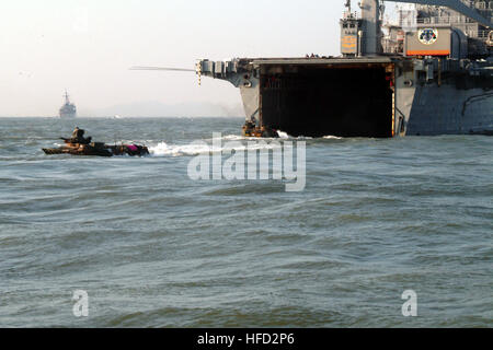 060330-N-4124C-030 Gelbes Meer (30. März 2006) - startet A Republik von Korea (ROK) amphibische Fahrzeug (AAV) vom amphibious Transport Dock Schiff USS Juneau (LPD-10), während eine kombinierte amphibische Landung in Manripo, Republik Korea, als Symbol für den Höhepunkt der Rezeption, Inszenierung, vorwärts Bewegung und Integration (RSIO) und Fohlen Adler (FE) 2006 statt. RSOI/FE 06, Interoperabilität zwischen USA und ROK Kräfte zu stärken wurden Schiffe und Einheiten der Commander Task Force sieben sechs (CTF-76) und eingeschifften Elemente des 31. Marine Expeditionary Unit (MEU) beteiligt. U.S. Navy p Stockfoto