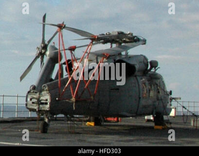 US Navy Elektriker Mate 3. Klasse Joseph Roverano lehrt Personalreferentin 1. Klasse Carlene Mart richtige Waffenkontrolle während live-Feuer, Kleinwaffen Qualifikationen an Bord amphibische Befehl Schiff USS Mount Whitney (LCC/GBA 20), auf den Weg in das Mittelmeer, 31. Januar 2009. Das Schiff ist streng Challenge 2009, United States Army in Europa und 7. Armee Warfighters Kommando- und Übung unterstützen. (Foto: U.S. Navy Mass Communication Specialist 1. Klasse Gary Keen/freigegeben) Seahawk mit Schweif gefaltet Stockfoto