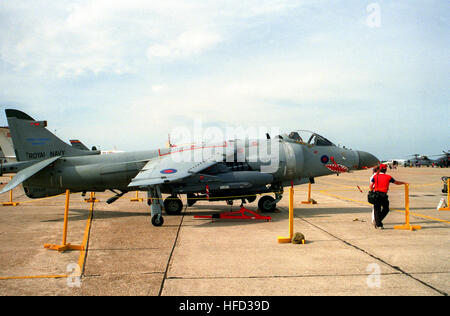 Eine britische Royal Navy FRS Mk. 2 Sea Harrier Aircraft wird 1993 auf der Eglin Air Force Base ausgestellt und zeigt das Design des Kampfflugzeugs sowie die vertikalen/kurzen Start- und Landemöglichkeiten während einer Flugschau. Stockfoto