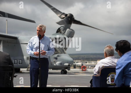 140402-N-KL846-322 PACIFIC OCEAN (2. April 2014) Rear Admiral Robert Girrier, stellvertretender Kommandeur und Chef des Personals, US-Pazifikflotte, Führer Staatssekretär im Verteidigungsministerium, Chuck Hagel und ausländischen Defense Minister aus der Verband Südostasiatischer Nationen (ASEAN) auf einer Tour an Bord der San-Antonio-Klasse amphibious Transport dock Schiff USS Anchorage (LPD-23). Ankerplatz befindet sich in Port-Training mit Marines aus der 1st Marine Expeditionary Force, wo sie auch einen Teil des diesjährigen ASEAN-Verteidigung Konferenz gehostet. Dies ist das erste Treffen dieser Art in den Vereinigten Staaten stattfinden und bietet eine opp Stockfoto