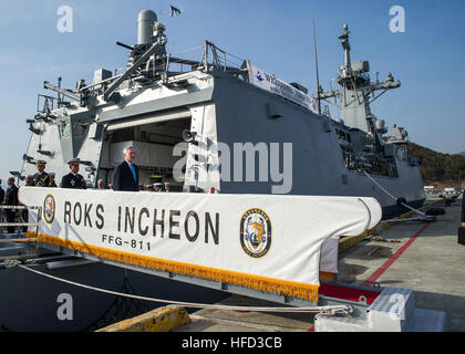 130219-N-AC887-013 JINHAE, Südkorea (19. Februar 2012) Secretary Of The Navy (SECNAV) die Honorable Ray Mabus fährt der Republik Korea Marine Ifrigate Incheon (FFG-811) in Jinhae, Südkorea. (US Navy Foto von Chief Masse Kommunikation Spezialist Sam Rasierer/freigegeben) SECNAV fährt ROKS Incheon (FFG-811) Stockfoto