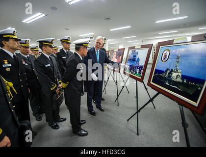 JINHAE, Südkorea (19. Februar 2012) Secretary Of The Navy (SECNAV) die Honorable Ray Mabus anschaut Fotografien Ehren Admiral Arleigh Burke an der Republik von Korea Naval Academy in Jinhae, Südkorea. (US Navy Foto von Chief Masse Kommunikation Spezialist Sam Rasierer/freigegeben) 130219-N-AC887-015 an den Gespräch http://www.facebook.com/USNavy http://www.twitter.com/USNavy http://navylive.dodlive.mil SECNAV Führungen der koreanischen Marine-Akademie teilnehmen. (8497235153) Stockfoto