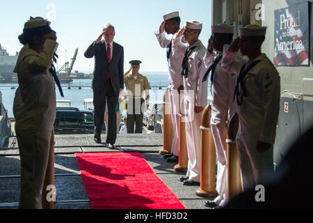 161019-N-FO981-0003 SAN DIEGO (19. Oktober 2016) durchläuft die 75. Secretary Of The Navy Ray Mabus zeremonielle Seite Jungs beim Einsteigen in des amphibischen Angriff Schiffs USS America (LHA 6) vor einem Anruf alle Hände mit mehr als 200 Segler aus verschiedenen Befehle in San Diego stationiert. (US Navy Foto von Seemann Jacob Holloway/freigegeben) SECNAV spricht an Bord der USS America. 161019-N-FO981-0003 Stockfoto