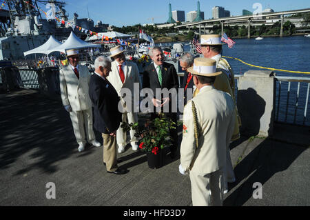 150605-N-OO032-180 PORTLAND, Oregon/USA (5. Juni 2015) Secretary Of The Navy Ray Mabus erhält einen Rosenbusch vom Royal Gartenfachleute Rat für die 106. jährliche Rose Festival, während Portland Fleet Week und Rose Festival. Das Festival und Portland Fleet Week sind ein Fest der Meer-Dienste mit Matrosen, Marines und Coastguardsmen aus den USA und Kanada machen die Stadt zu einer Anlaufstelle. (U.S. Navy Photo by Massenkommunikation Spezialist 2. Klasse Cory Asato/freigegeben) SECNAV geehrt bei 106. jährliche Rose Festival Flotte Woche 150605-N-OO032-180 Stockfoto