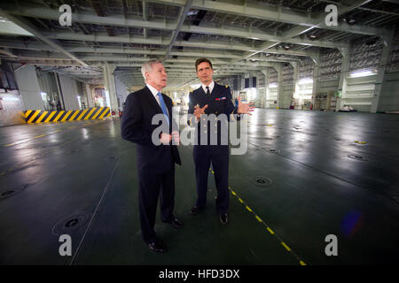 Secretary Of The Navy Ray Mabus Touren links, der französischen Marine amphibischer Angriff Schiff FNS Mistral. SECNAV Touren Französisch Schiff 334340 Stockfoto