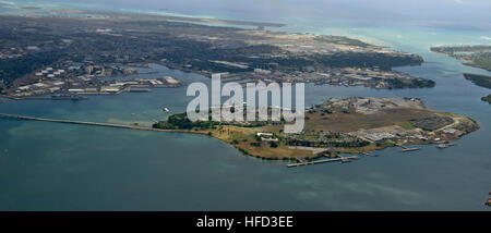 160308-N-DT805-049 PEARL HARBOR (8. März 2016) eine Antenne der gemeinsamen Basis Pearl Harbor-Hickam anzeigen (Foto: U.S. Navy Chief Masse Kommunikation-Spezialist John M. Hageman/freigegeben) Luftaufnahme von Pearl Harbor auf 8. März 2016 Stockfoto