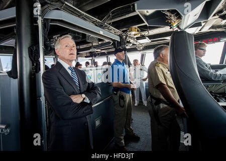 Secretary Of The Navy Ray Mabus tourt die Brücke des gemeinsamen High-Speed-Schiffs USNS Choctaw County (JHSV 2) während seiner Durchreise nach Baltimore zur Teilnahme an der Star-Spangled spektakulär. Die Veranstaltung feiert den zweihundertsten Jahrestag der Schlacht von Baltimore, die lieferte die Inspiration für Francis Scott Key berühmtes Gedicht, "Verteidigung von Fort McHenry," die amerikanische Nationalhymne später. Mehr als 30 Schiffe aus den USA und anderen Ländern und die US Navy Blue Angels Flugzeuge werden auf dem Display und für die Öffentlichkeit zugänglich. (Foto: U.S. Navy Mass Communication Specialist 2. Klasse Arman Stockfoto