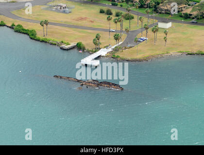 160308-N-DT805-035 PEARL HARBOR (8. März 2016) eine Antenne von USS Utah Memorial auf Ford Island, gemeinsame Basis Pearl Harbor-Hickam anzeigen (Foto: U.S. Navy Chief Masse Kommunikation-Spezialist John M. Hageman/freigegeben) Luftbild von der USS Utah Memorial, Pearl Harbor, im März 2016 Stockfoto