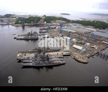 Eine Luftaufnahme von der US-Marine Schiff Reparaturwerkstatt auf dem Marinestützpunkt. Die Schiffe, gefesselt an den Piers sind (b, t) die japanische Maritime Self-Defense Force Zerstörer SAWAGIRI (DD-157), ASAGIRI (DD-151), der Helikopter tragende Zerstörer KURAMA (DDH-144), der Zerstörer USS O'BRIEN (DD-975), der japanische Lenkflugkörper Zerstörer KONGO (DDG-173) und ein Kreuzer der Ticonderoga Klasse Lenkflugkörper. An der Spitze geht nach rechts, das amphibische Kommando-Schiff USS BLUE RIDGE (LCC-19). Ganz rechts am Liegeplatz 5 ist vier japanischen Yushio-Klasse. Luftaufnahme des US Naval Base Yokosuka,-26 Ma Stockfoto