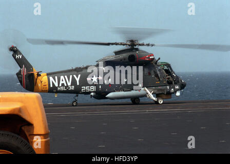 Ein Licht Hubschrauber Anti-Submarine Squadron 32 (HSL-32) SH-2 Seasprite-Hubschrauber bereitet aus dem Flugdeck der nuklear angetriebene Flugzeugträger USS THEODORE ROOSEVELT (CVN-71) während des Trainings Teamarbeit 88 auszuziehen. SH-2F HSL-32 auf USS Theodore Roosevelt (CVN-71) 1988 Stockfoto