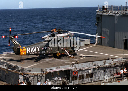 Ein Licht Hubschrauber Anti-Submarine Squadron 34 (HSL-34) SH-2F Seasprite-Hubschrauber sitzt auf dem Flugdeck des Zerstörers USS DEYO (DD-989). SH-2F HSL-34 auf USS Deyo (DD-989) 1982 Stockfoto