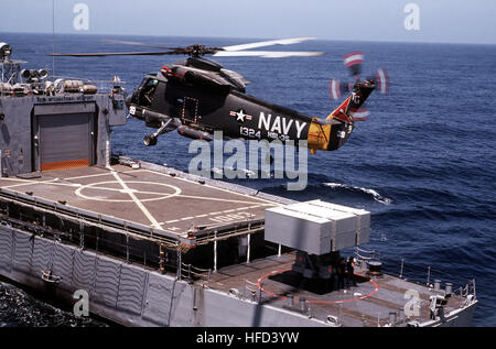 Eine linke Rückansicht eines SH-2F Seasprite-Hubschrauber von Licht Heicopter Anti-Submarine Squadron 35 (HSL-35), Anti-Submarine Warfare Wing Pacific, Vorbereitung auf die Helikopter-Landeplatz an Bord der Fregatte USS COOK (FF-1083) landen zugewiesen. SH-2F HSL-35 FF-1083 Stockfoto